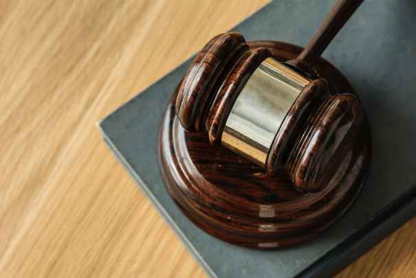 brown wooden gavel close up photography